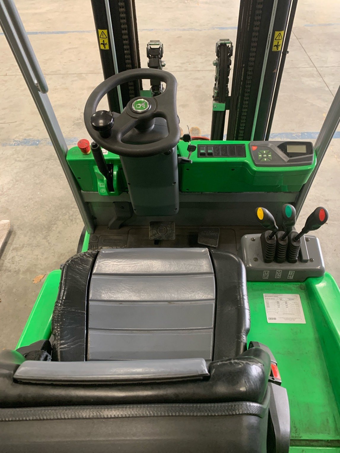 Chariot élévateur frontal CESAB B210