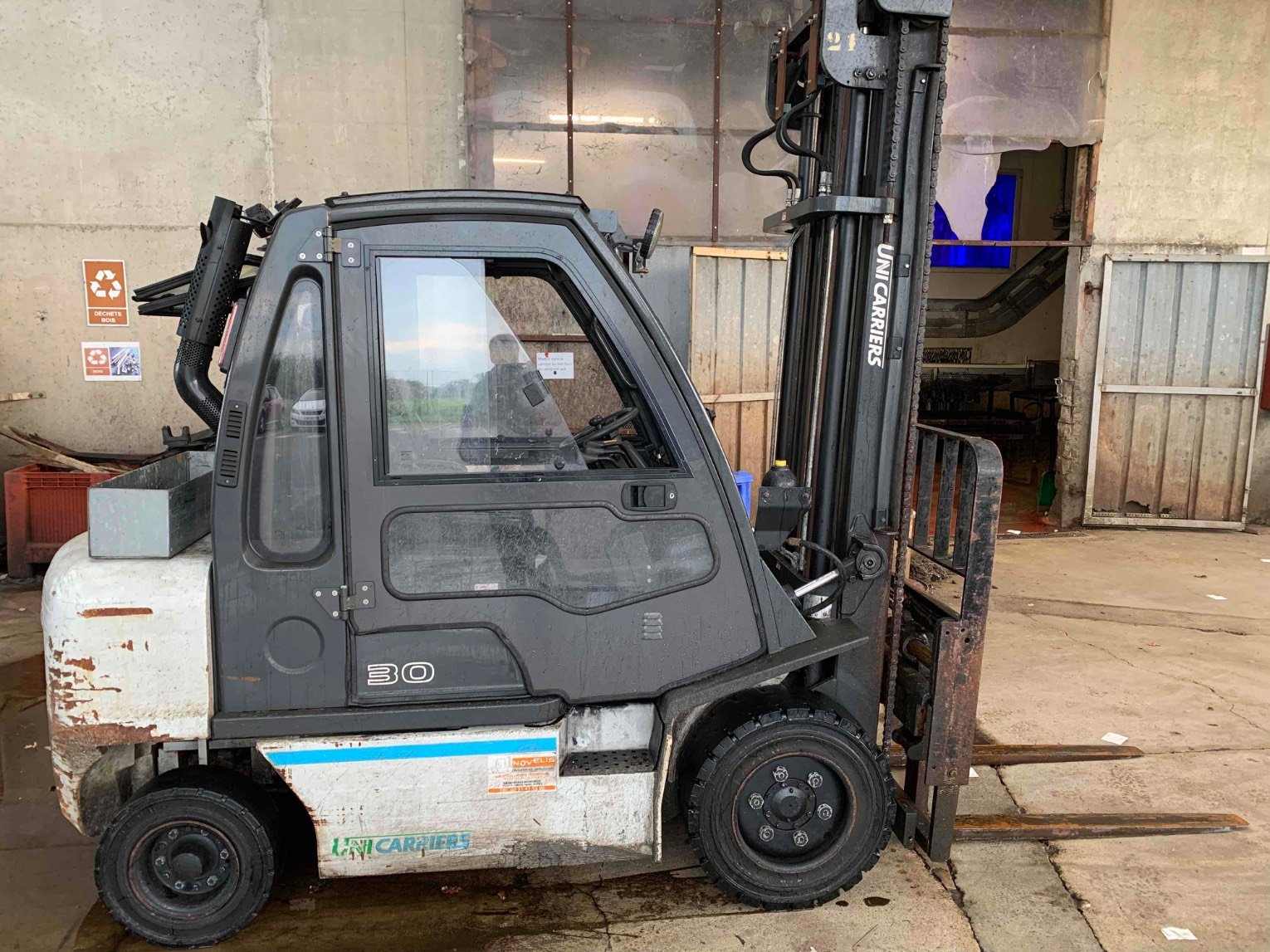 Chariot élévateur frontal UniCarriers DX30D