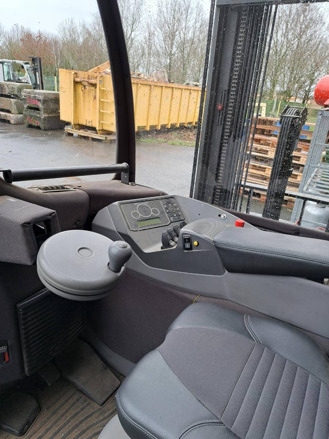 Chariot à mât rétractable UniCarriers UMS160