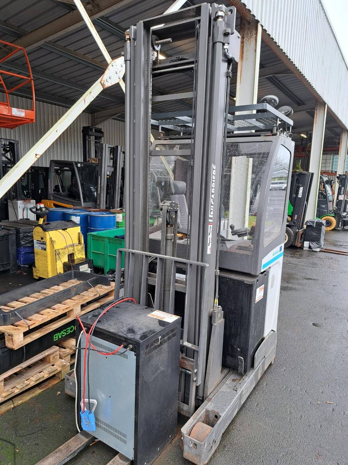 Chariot à mât rétractable UniCarriers UMS160
