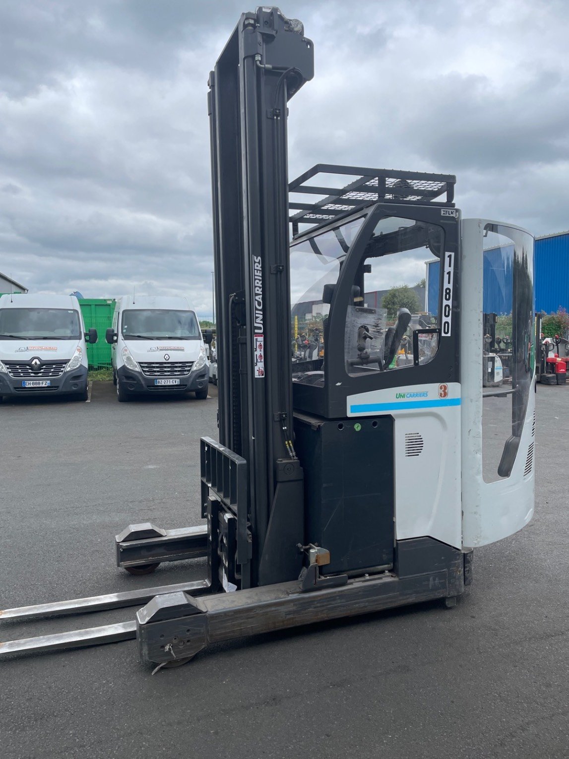 Chariot à mât rétractable UniCarriers UMS200