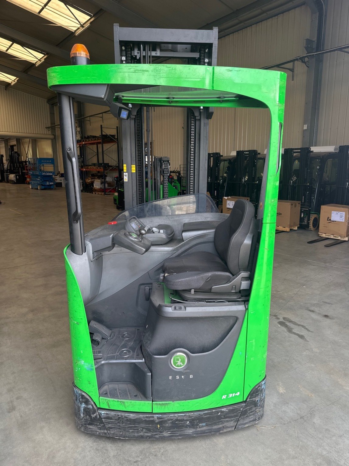 Chariot à mât rétractable CESAB R314