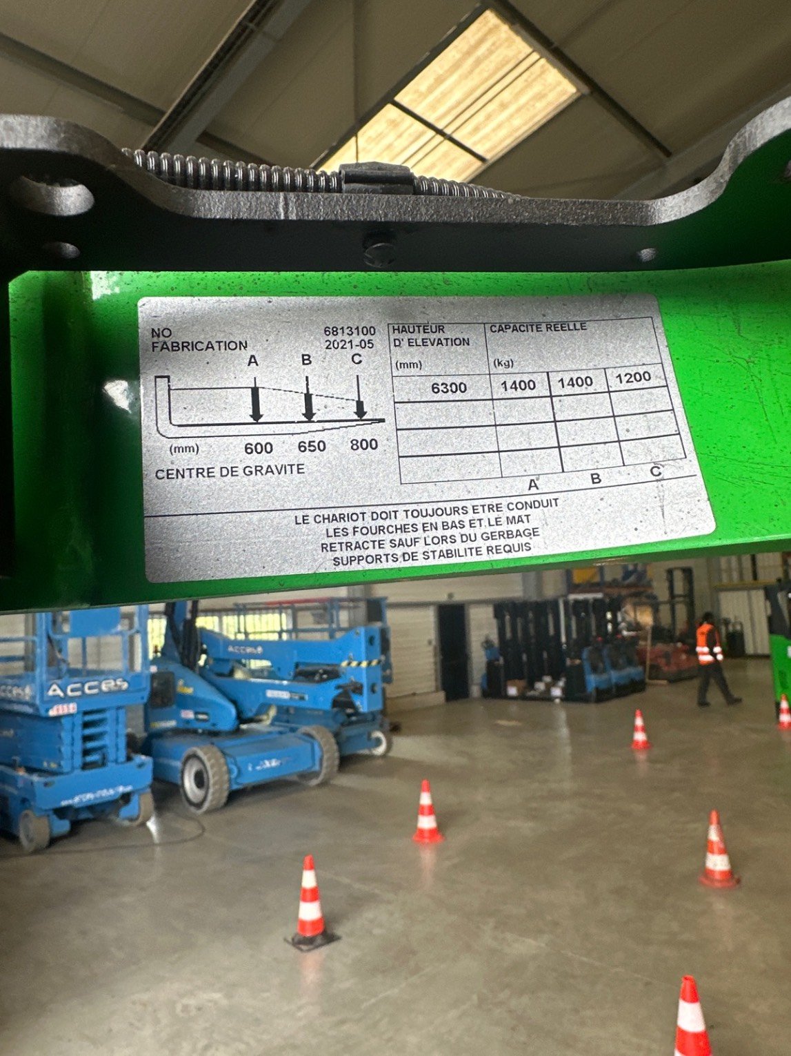 Chariot à mât rétractable CESAB R314