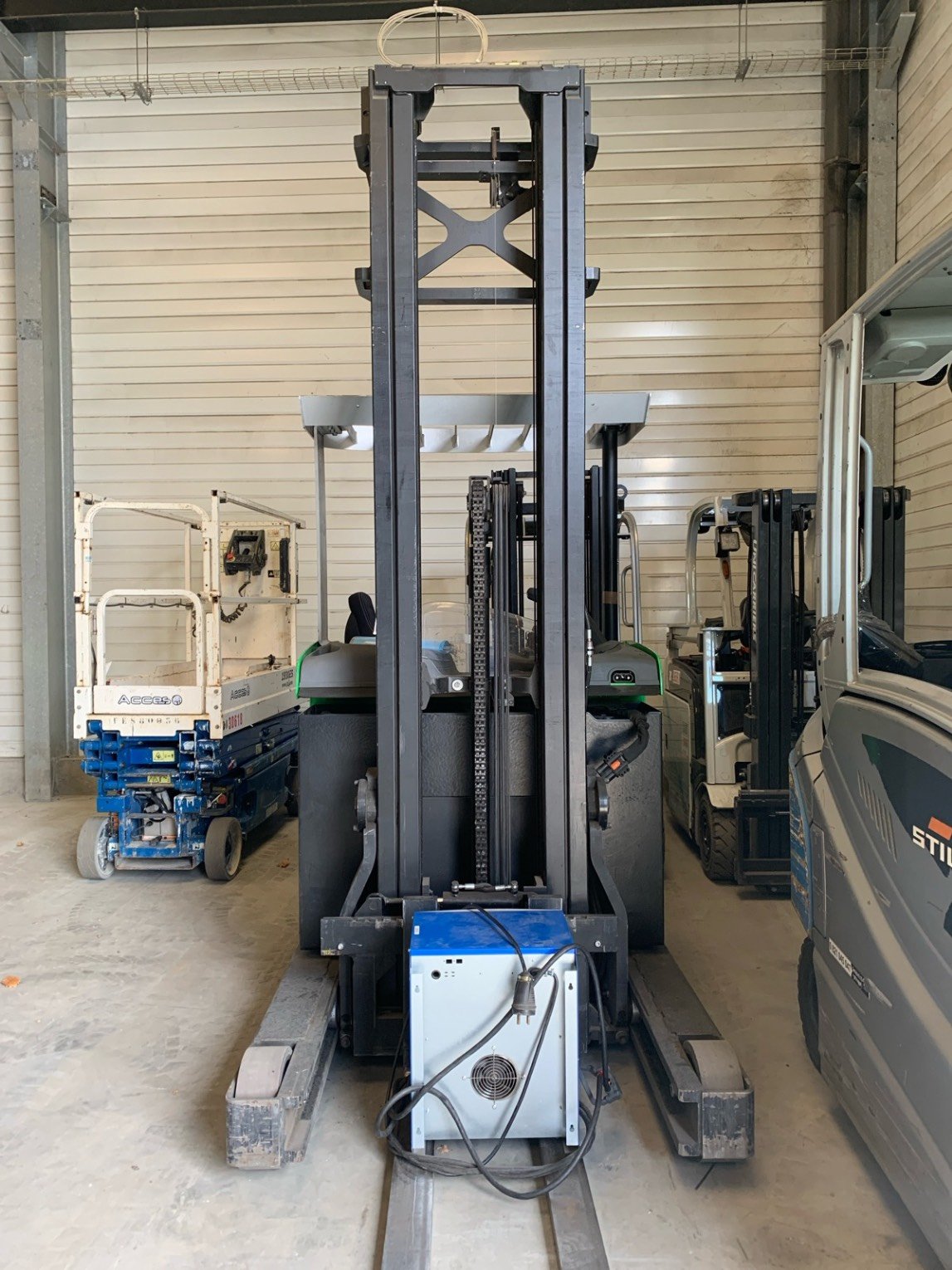Chariot à mât rétractable CESAB R114