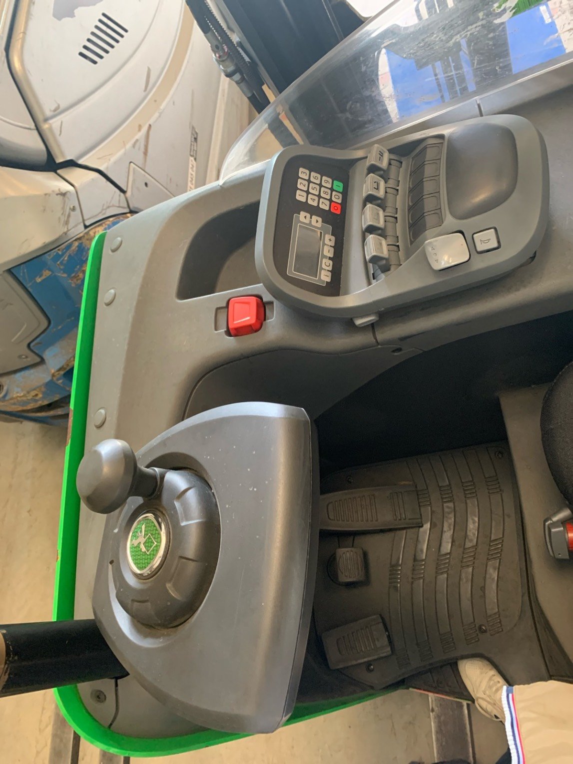 Chariot à mât rétractable CESAB R114