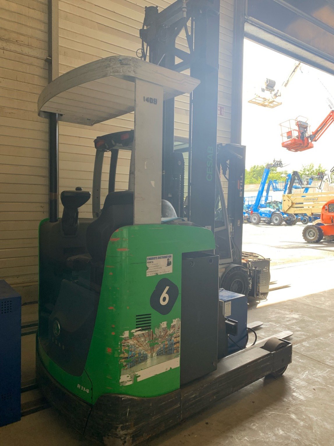 Chariot à mât rétractable CESAB R114