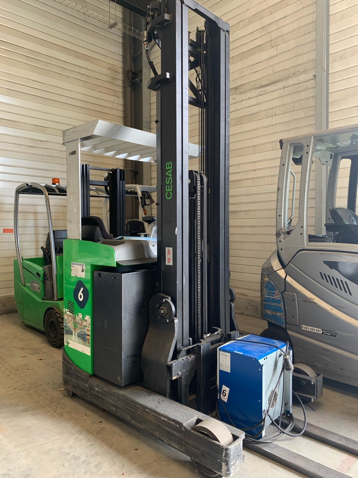 Chariot à mât rétractable CESAB R114
