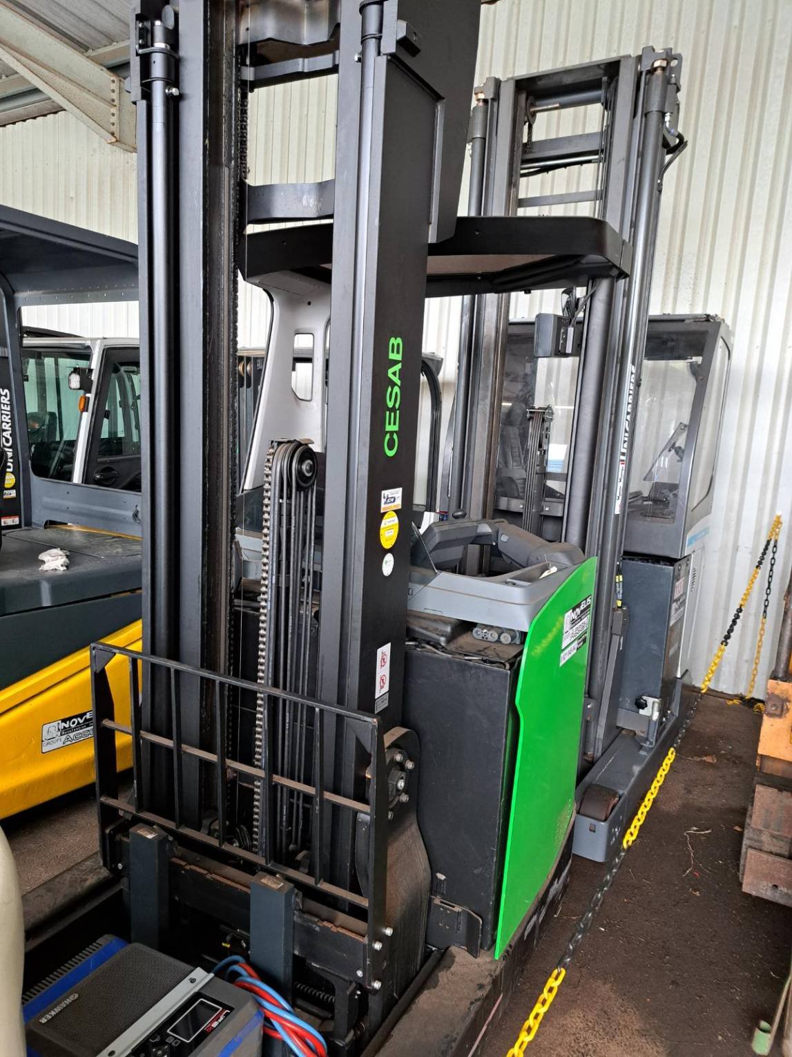 Chariot à mât rétractable CESAB R316