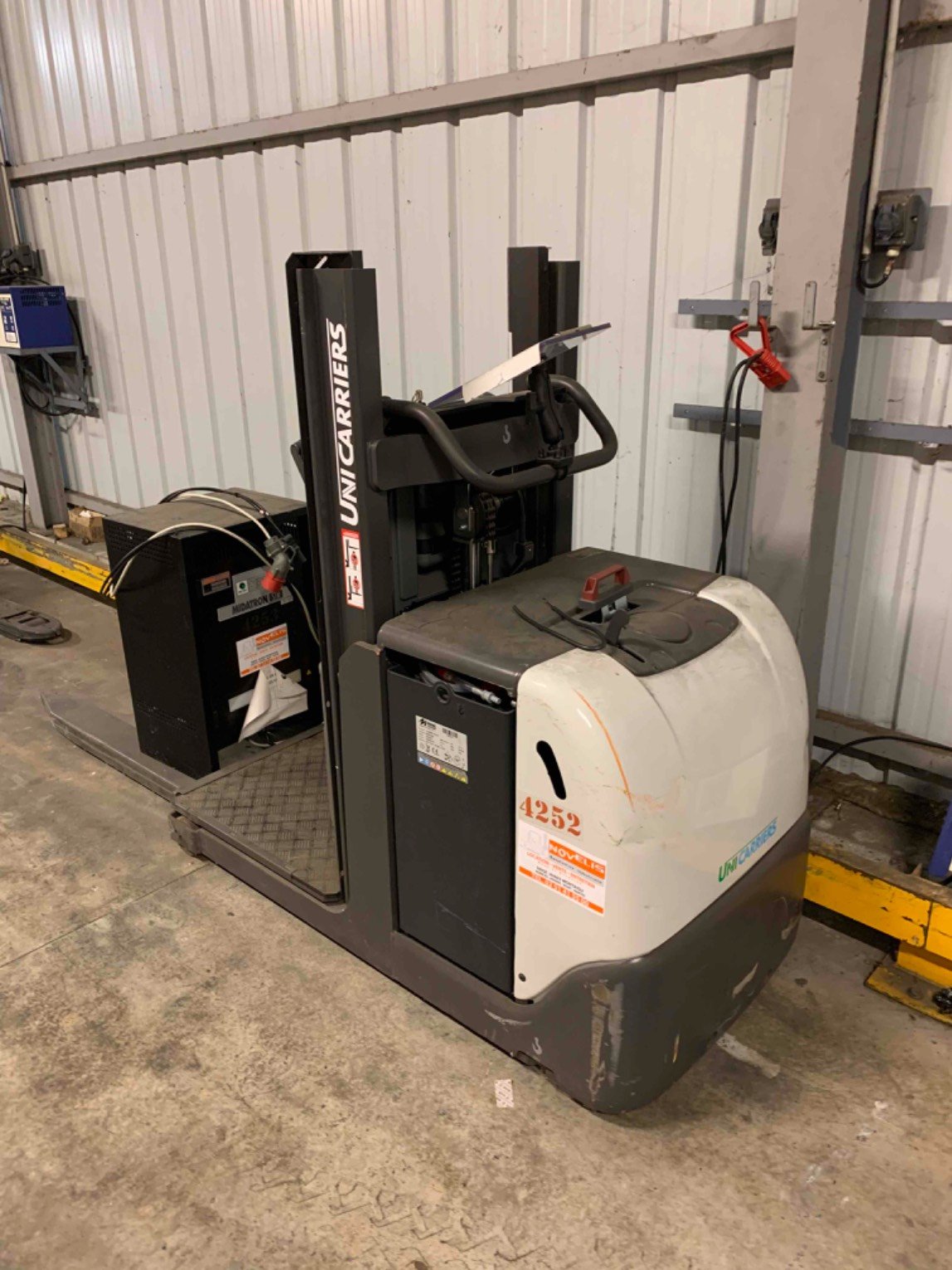 Préparateur de commandes UniCarriers EPL100