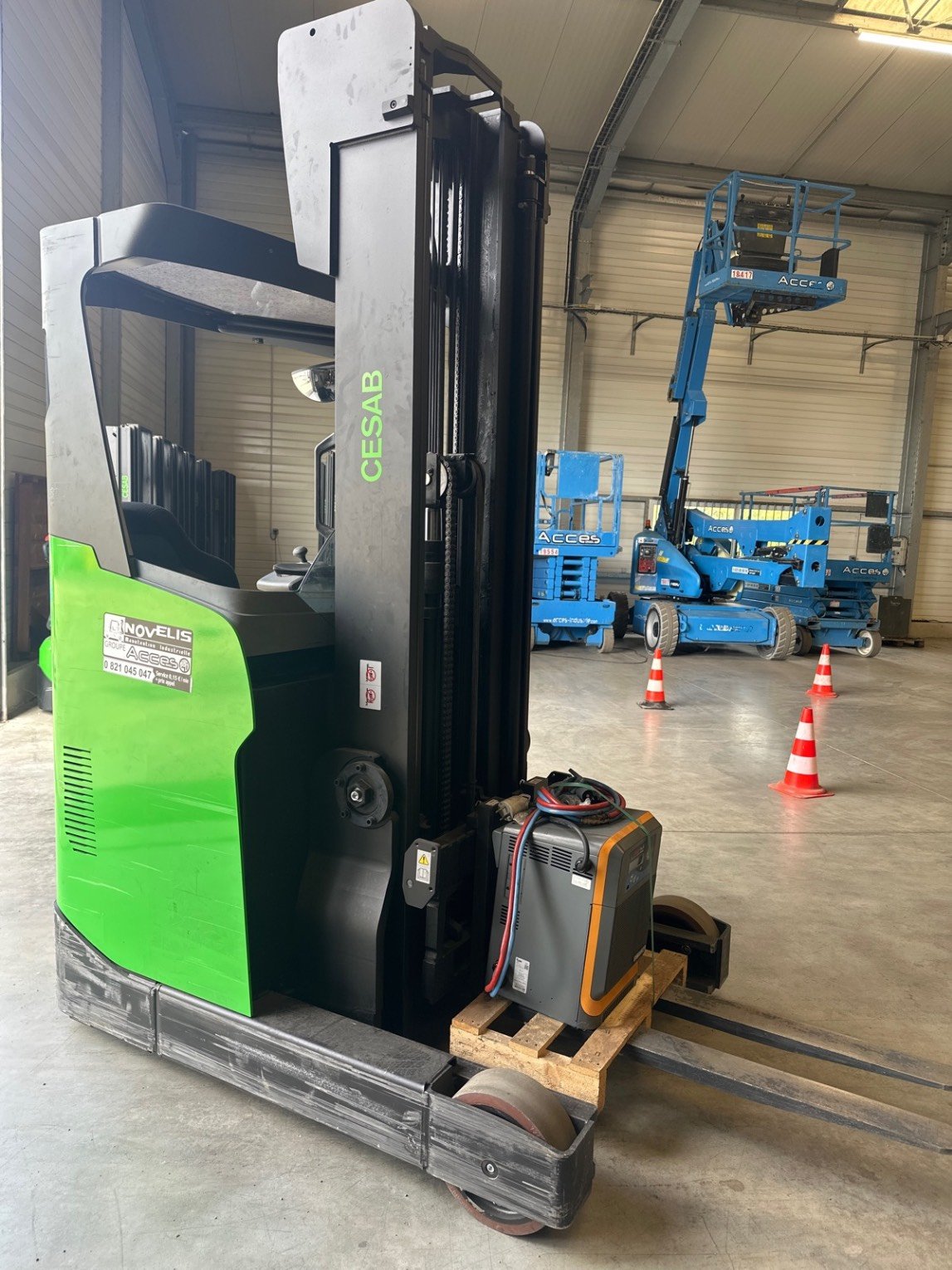Chariot à mât rétractable CESAB R314