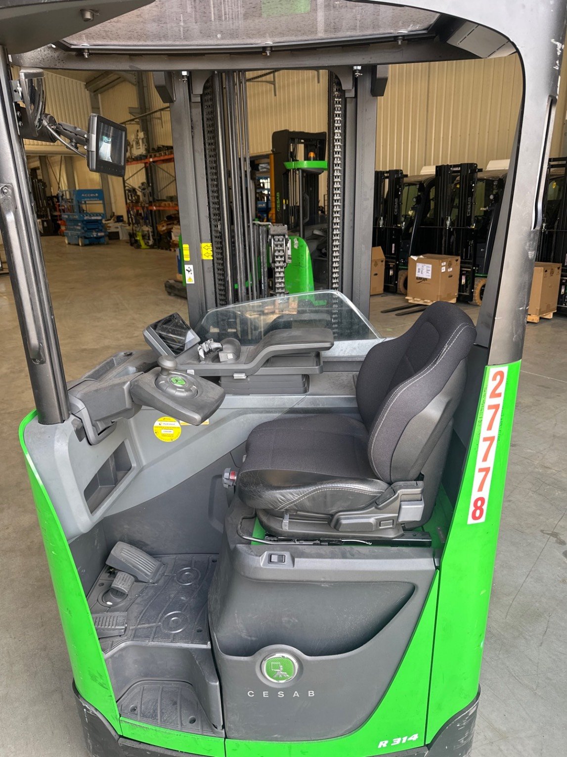 Chariot à mât rétractable CESAB R314