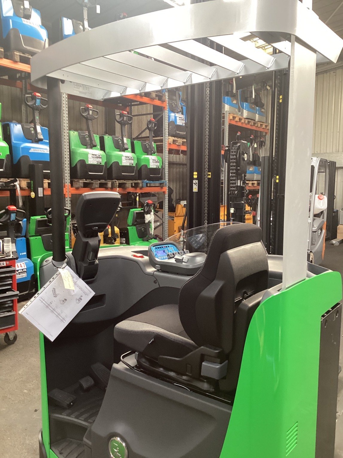 Chariot à mât rétractable CESAB R114