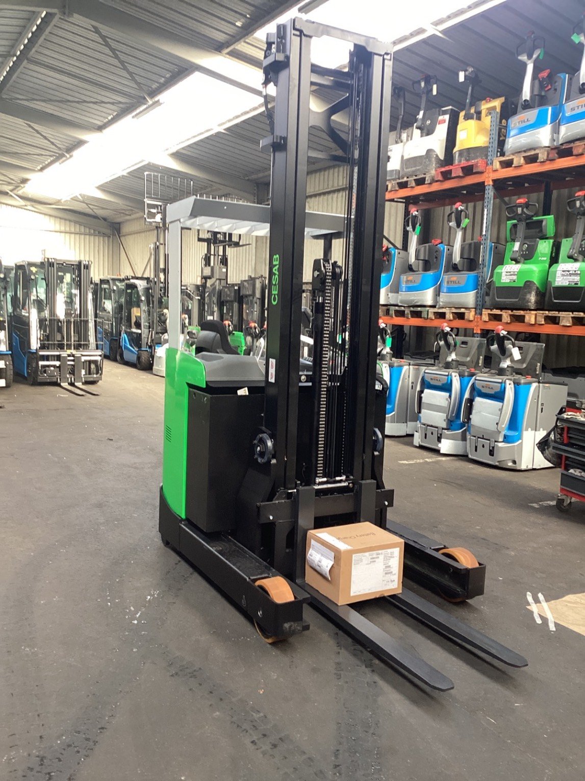 Chariot à mât rétractable CESAB R114