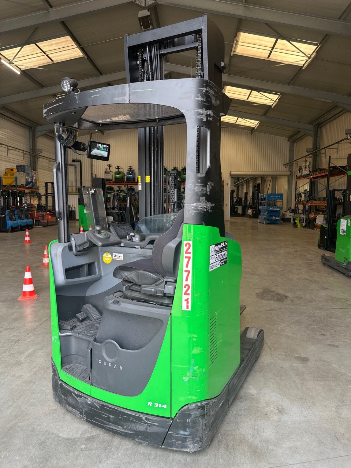 Chariot à mât rétractable CESAB R314