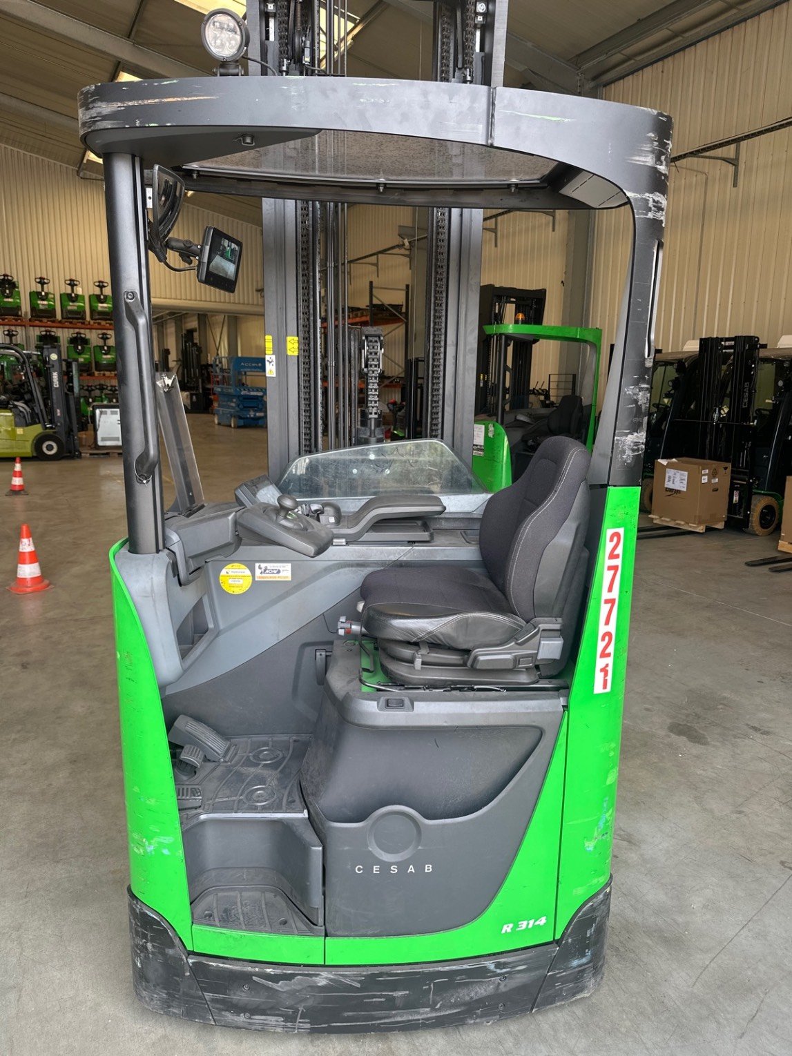 Chariot à mât rétractable CESAB R314