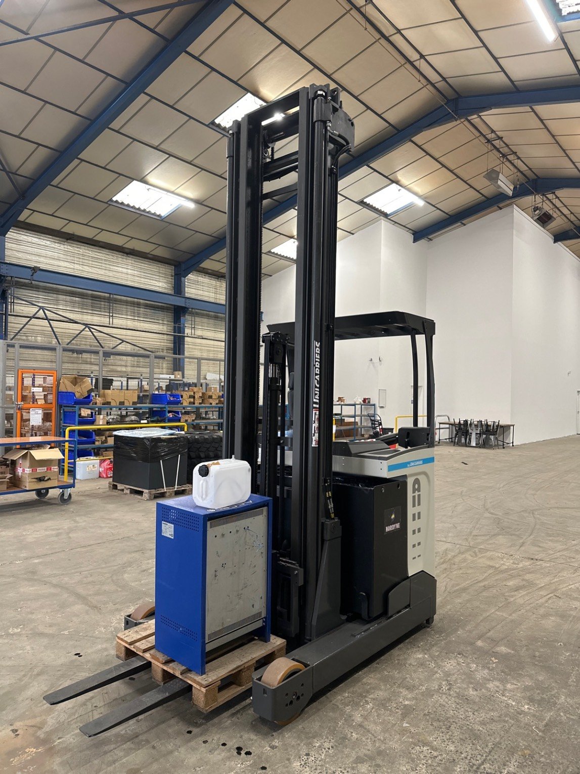 Chariot à mât rétractable UniCarriers UMS160