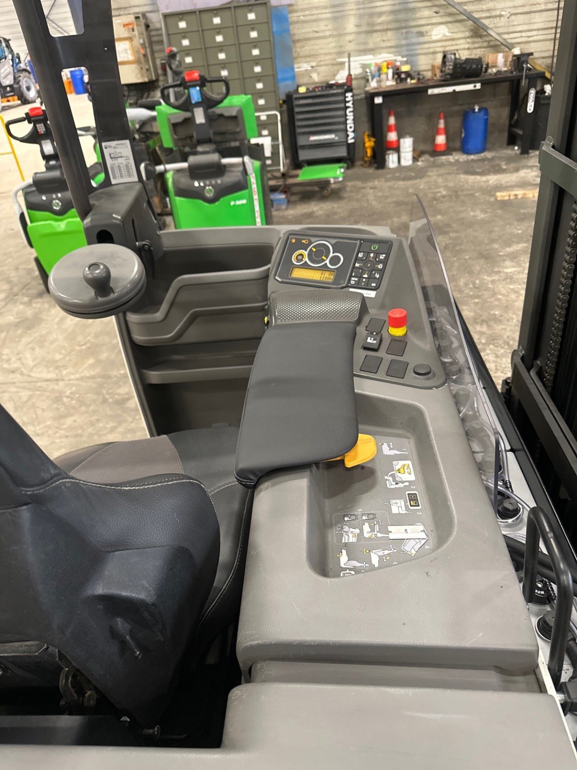 Chariot à mât rétractable UniCarriers UMS160