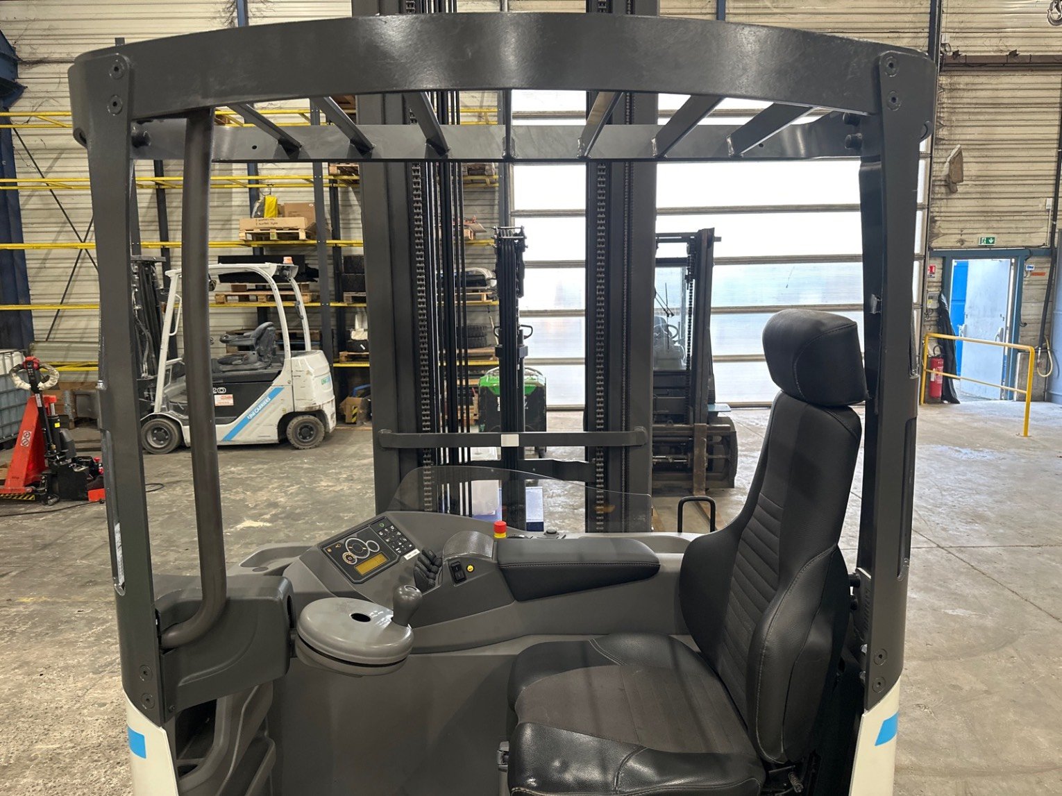 Chariot à mât rétractable UniCarriers UMS160