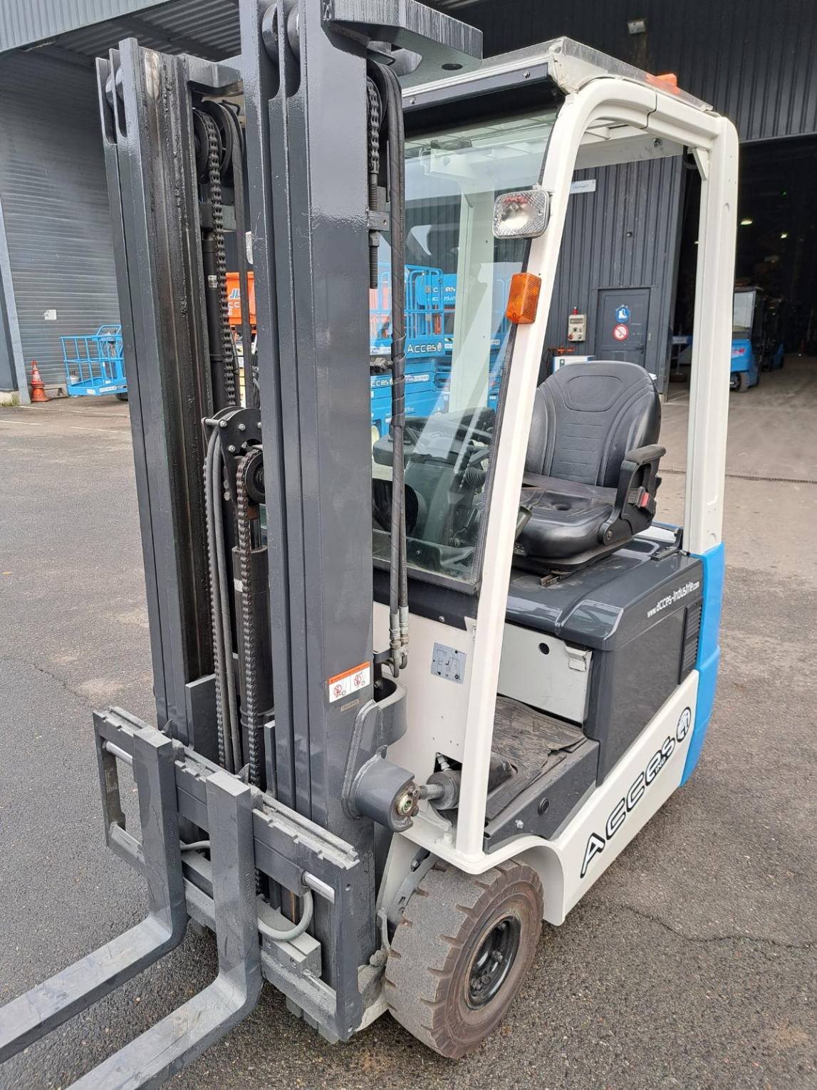 Chariot élévateur frontal UniCarriers TX3-15C